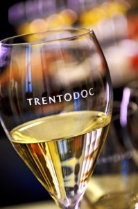 Bicchiere Trentodoc (Archivio CCIAA TN © Romano Magrone)